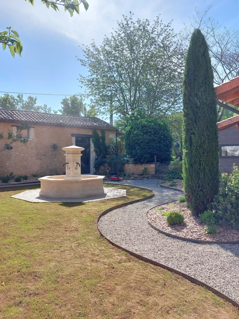 allee-fontaine-cypres-gite-perigord allee-fontaine-cypres-gite-perigord