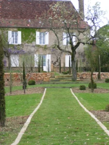 allee-gazon-bordure-bois-chene