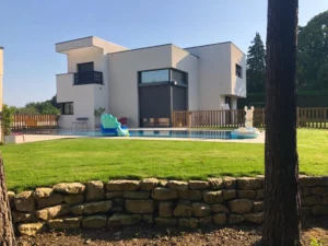 amenagement-piscine-gazon-placage-enrochement