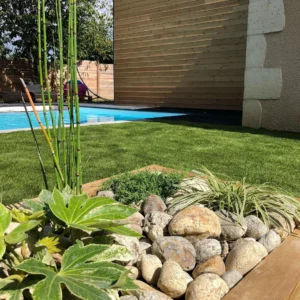 amenagement-piscine-gazon-synthetique