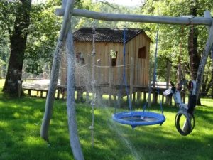 cabane-jeux-enfants-balancoire