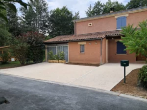 cour-entree-maison-beton-desactive