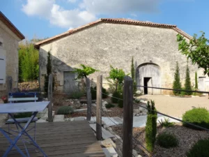 cour-grange-terrasse-bois-garde-coprs