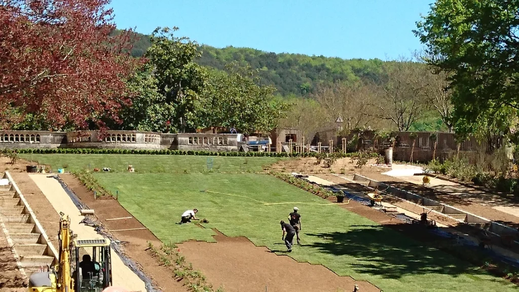 gazon-precultive-rouleau-placage-chateau gazon-precultive-rouleau-placage-chateau