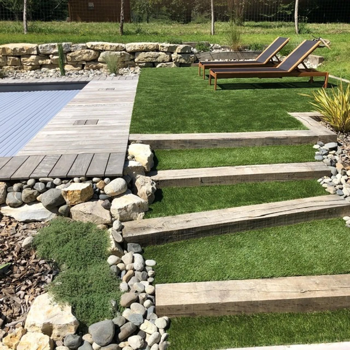 gazon-synthetique-amenagement-piscine
