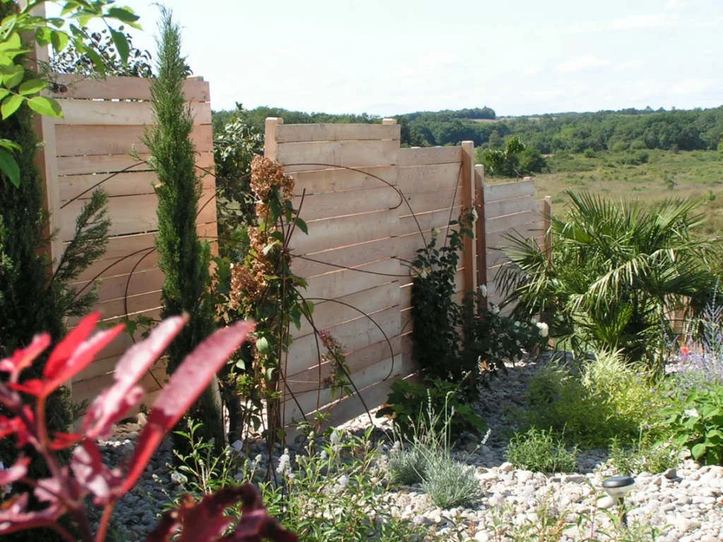 palissade-bois-panneau-en-quinconce palissade-côté-jardin