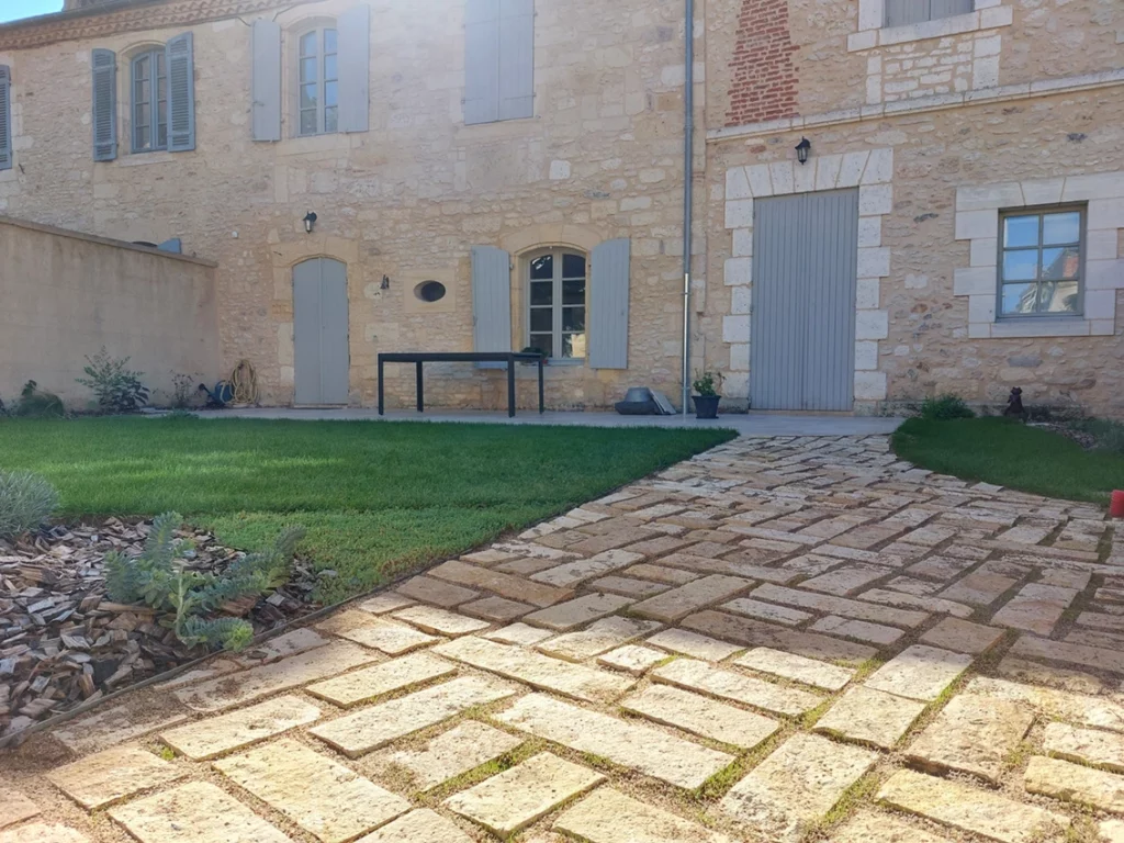 pavage-pave-joint-vegetal-engazonne-cour pavage-pave-joint-vegetal-engazonne-cour