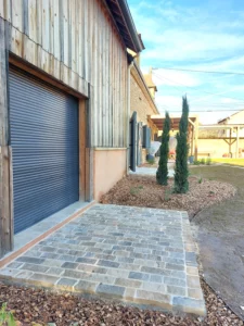 pavage-pave-pierre-naturelle-devant-baie-vitree
