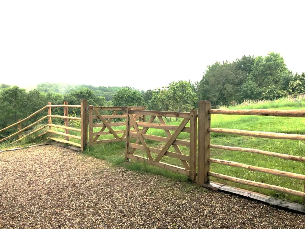portail-bois-paddock-sur-mesure portillon-bois-côté-jardin